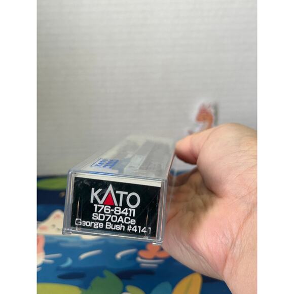 N Scale Kato EMD 176-8411 SD70ACe George Bush #4141 - Picture 10 of 11
